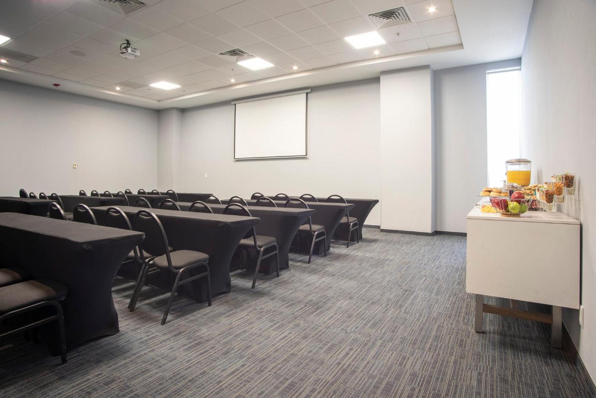 Holiday Inn Express Guadalajara Iteso By Ihg Сапопан Экстерьер фото